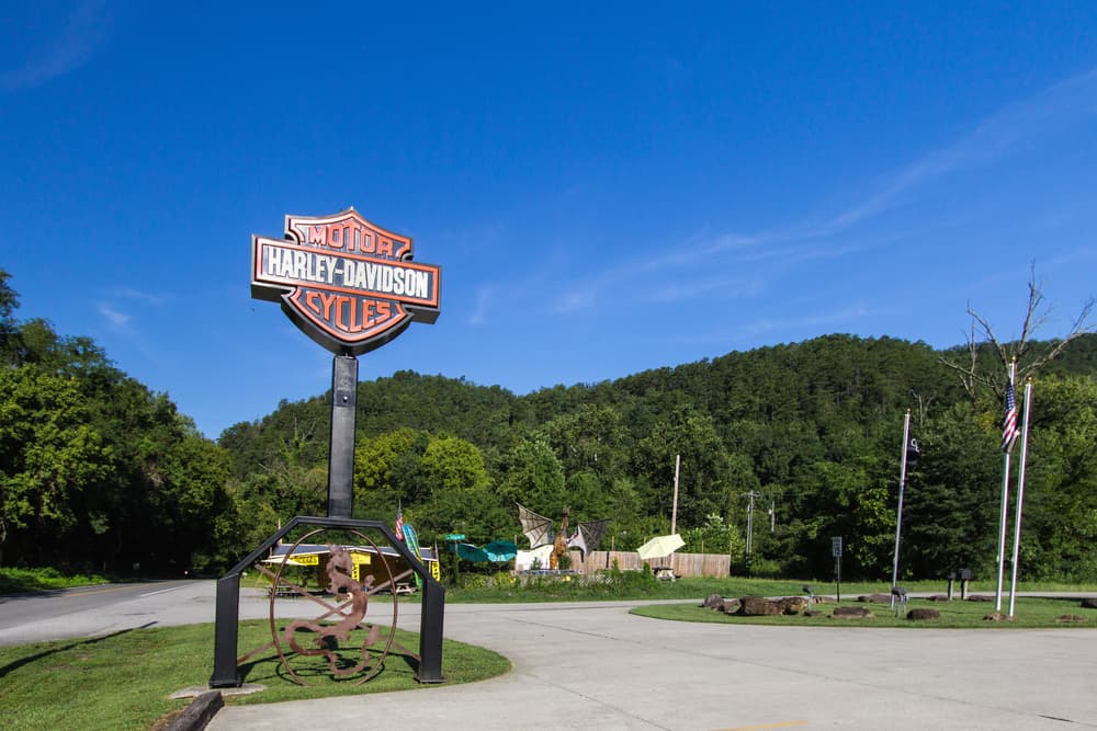 This is a close look at a road signage at Maryville, Tennessee.