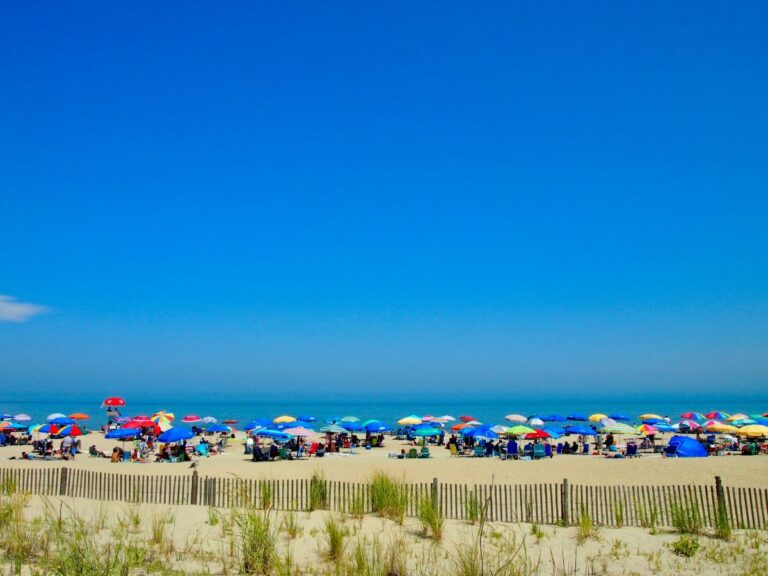 A crowd at noon, Rehoboth Beach, Delaware.