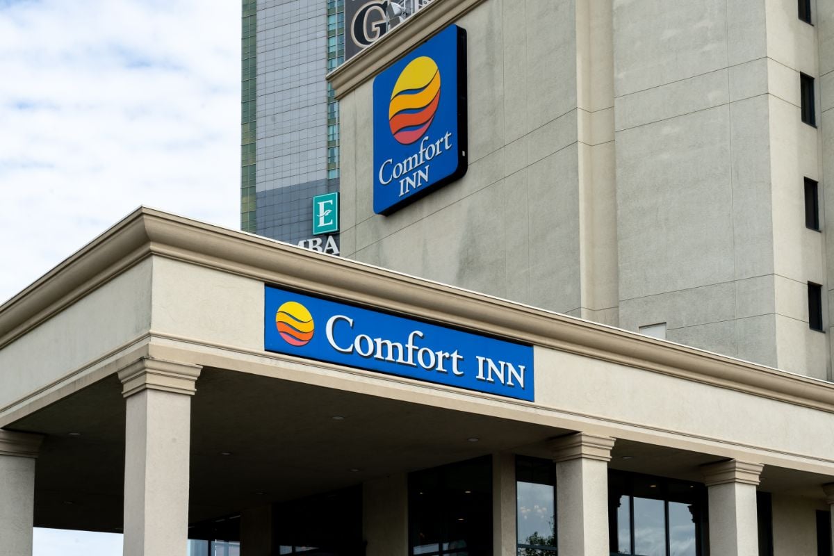 Comfort inn signage and building.