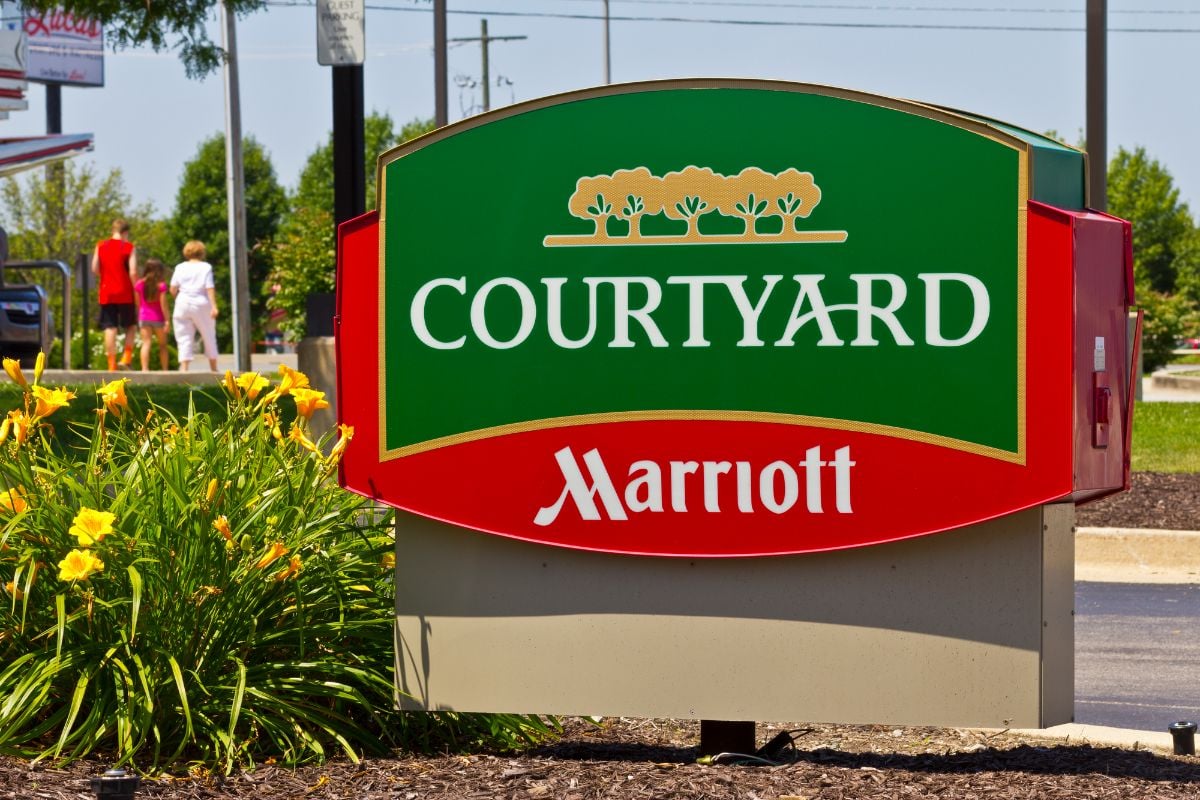 Signage for the hotel Courtyard - Marriott.