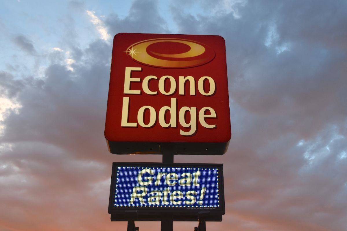 Signage of the Econo Lodge hotel.