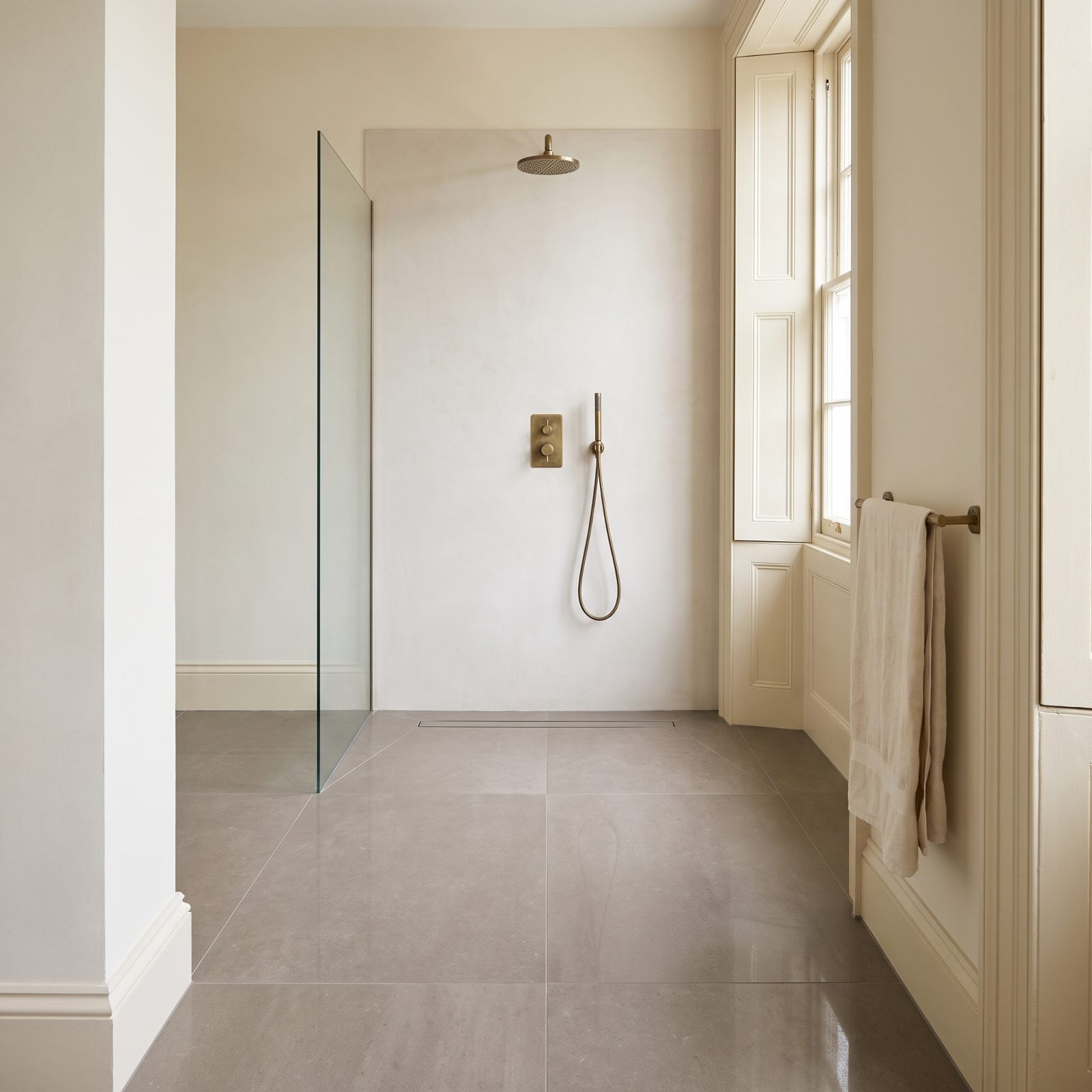 A Curbless Shower Extends the Floor Uninterrupted