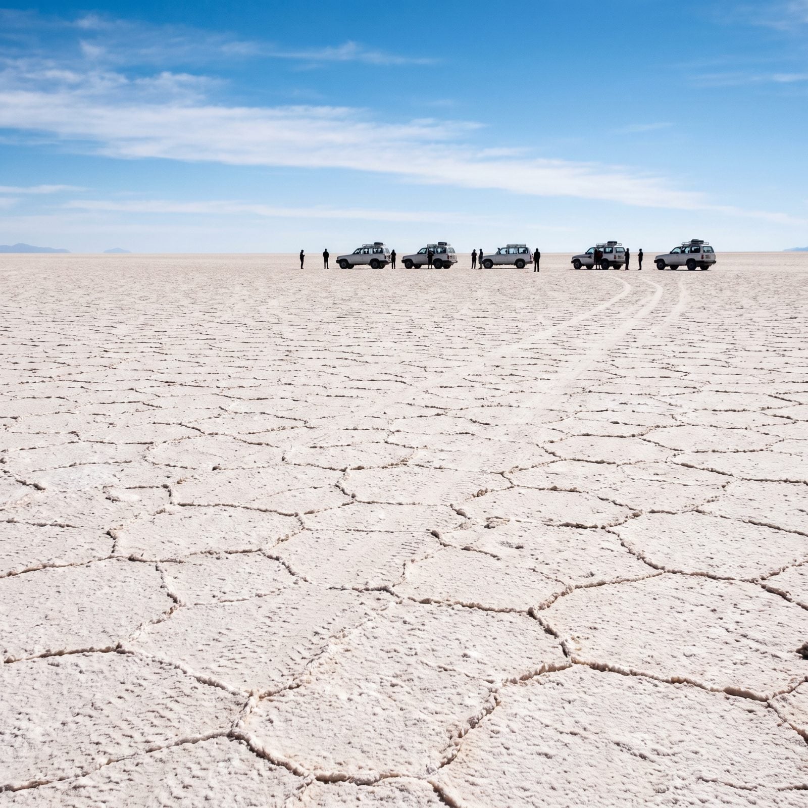 Salar de Uyuni Becomes a Giant Mirror Only in the Wet Season
