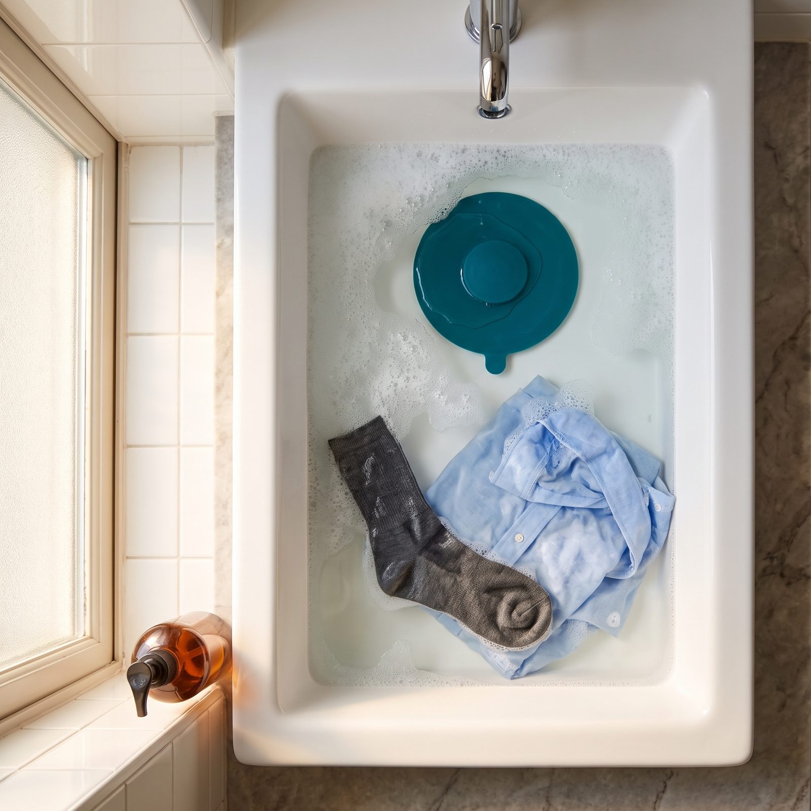 A Universal Silicone Stopper for Sink Laundry